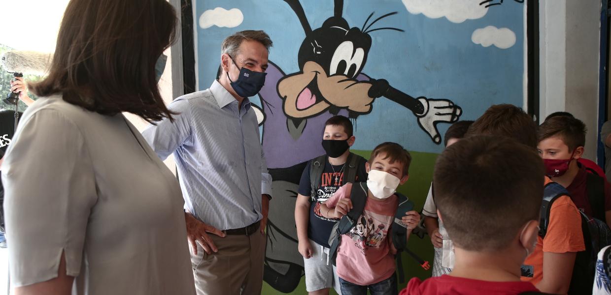 Ο Κυριάκος Μητσοτάκης και η Νίκη Κεραμέως σε σχολείο μαζί με παιδιά