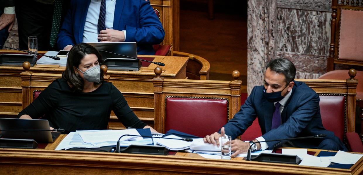 Κυριάκος Μητσοτάκης και Νίκη Κεραμέως στη Βουλή