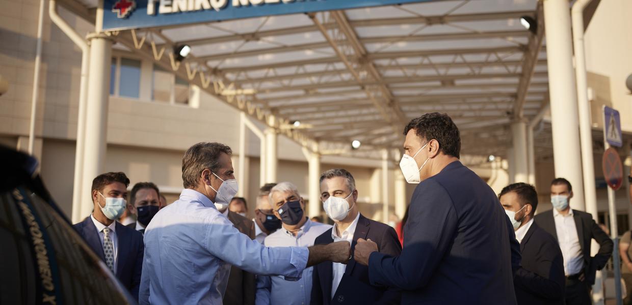 Κυριάκος Μητσοτάκης και Βασ'ιλης Κικίλιας στο Νοσοκομείο Χαλκίδας
