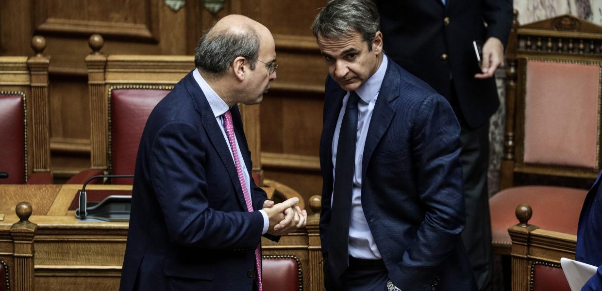 Κυριάκος Μητσοτάκης και Κωστής Χατζηδάκης όρθιοι στη Βουλή