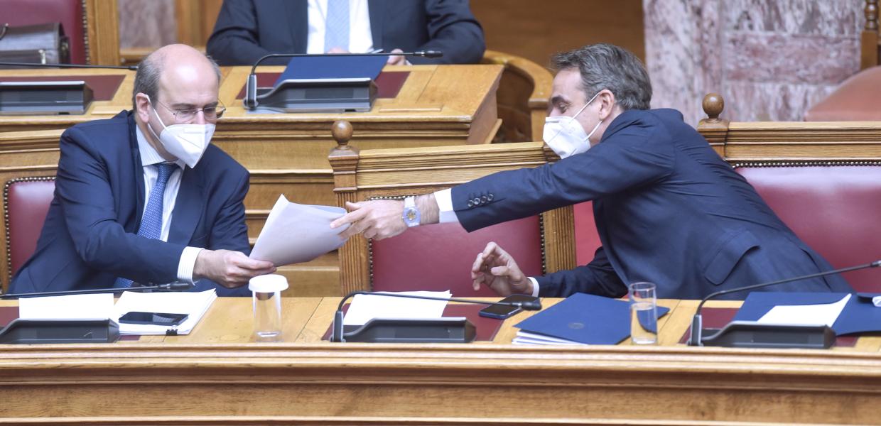 Ο Κωστής Χατζηδάκης και ο Κυριάκος Μητσοτάκης στα υπουργικά έδρανα στη Βουλή