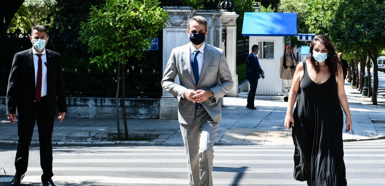 Ο Κυριάκος Μητσοτάκης έξω από το Προεδρικό Μέγαρο