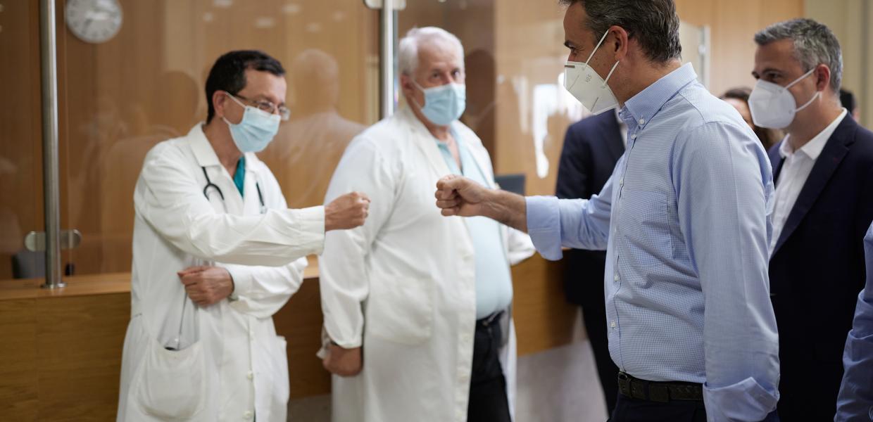 Ο Κυριάκος Μητσοτάκης με γιατρούς στο νοσοκομείο Χαλκίδας