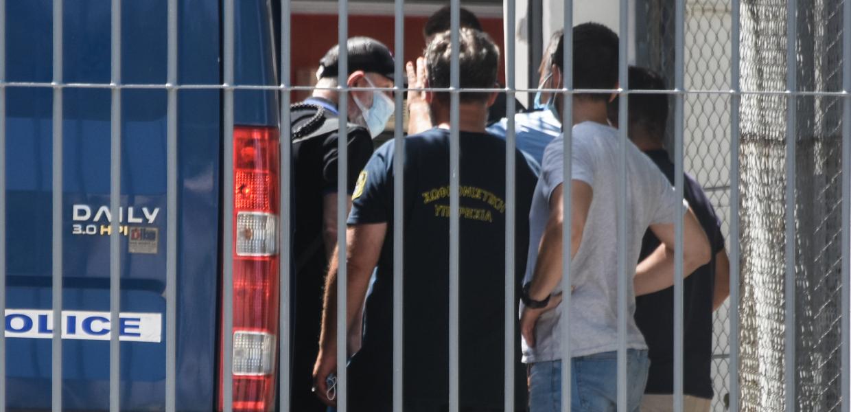 Ο Πέτρος Φιλιππίδης οδηγείται στις φυλακές Τρίπολης