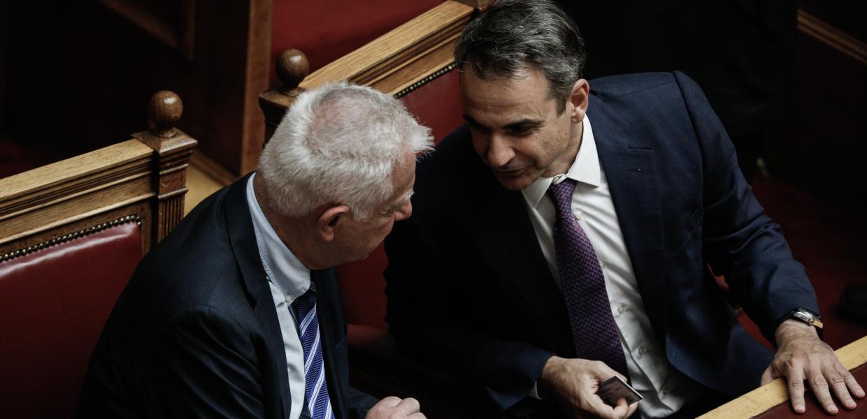 Παναγιώτης Πικραμμένος και Κυριάκος Μητσοτάκης στη Βουλή