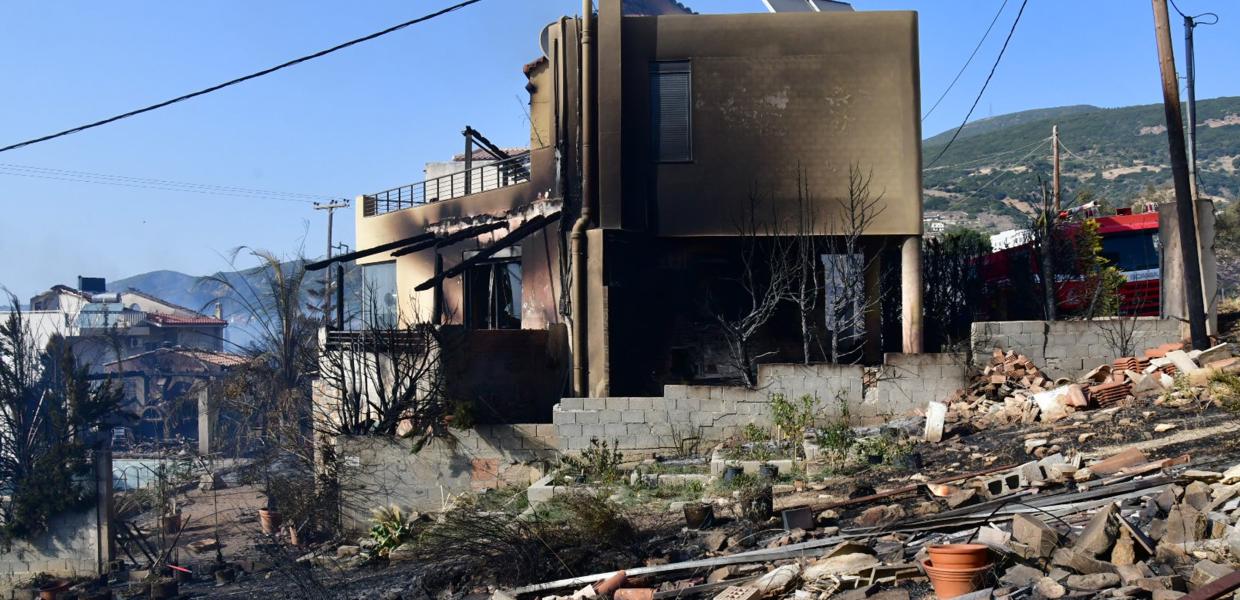 Πάτρα / Ανεξέλεγκτη η μεγάλη πυρκαγιά – Καίγονται σπίτια, εκκενώθηκαν οικισμοί | Αυγή