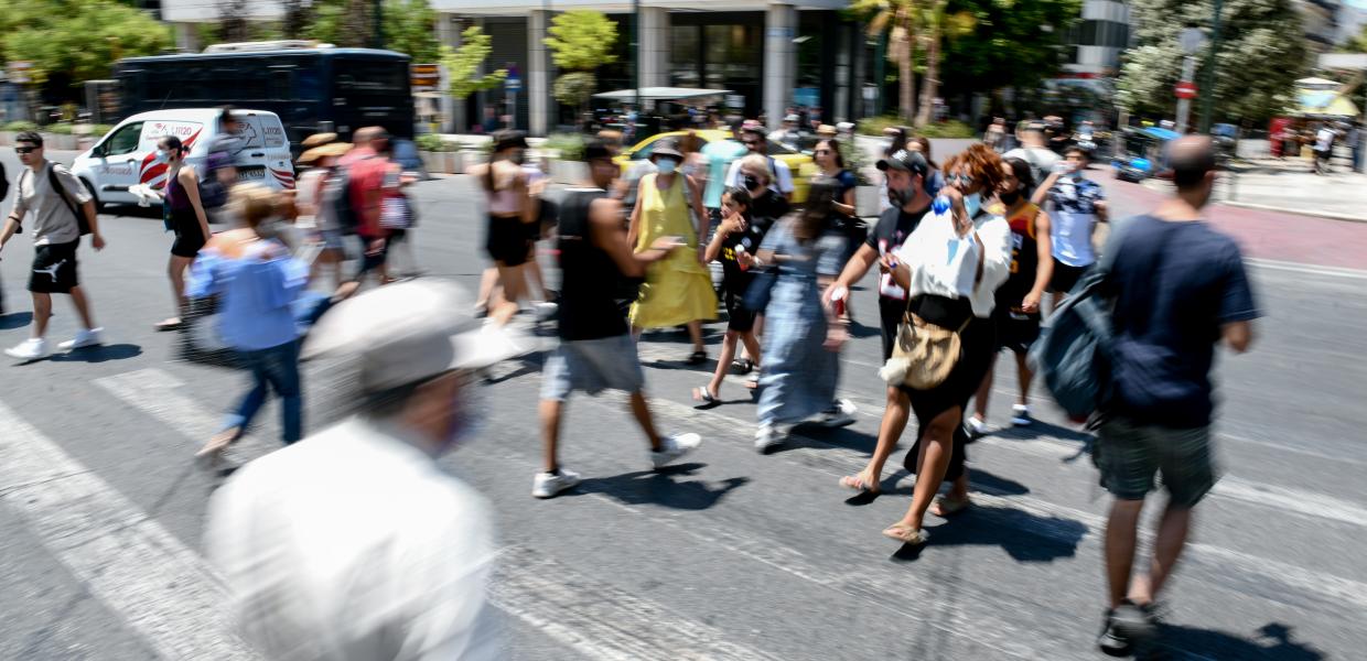Κόσμος στην πλατεία Συντάγματος