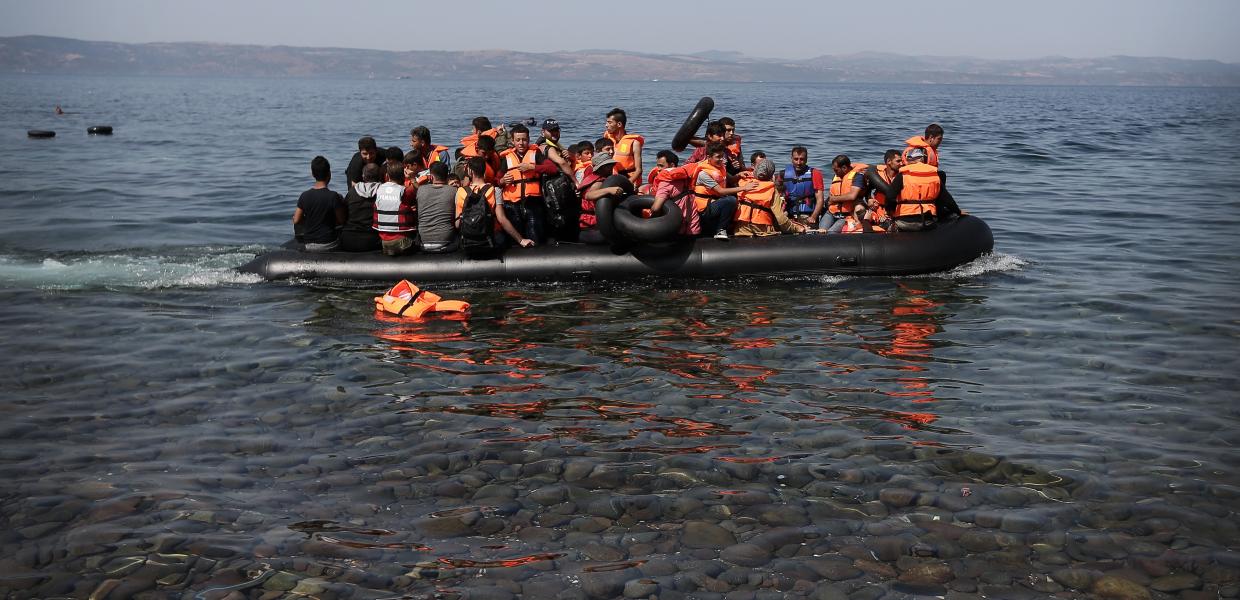 Πρόσφυγες και μετανάστες σε βάρκα