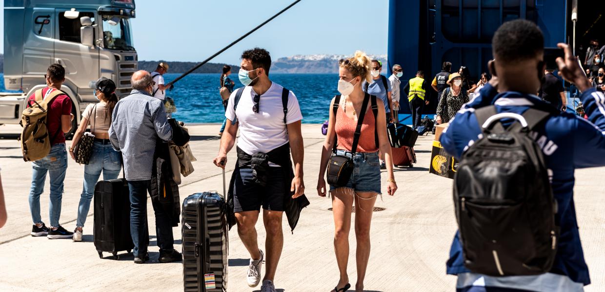 Επιβάτες σε πλοίο στην Σαντορίνη