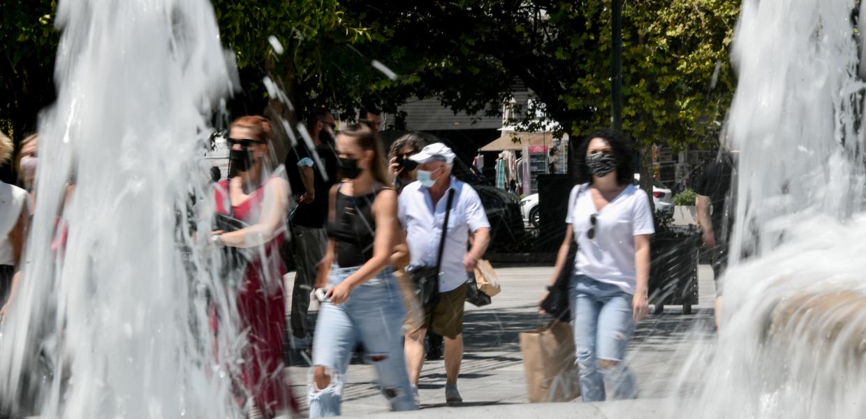 Κόσμος στην πλατεία Συντάγματος