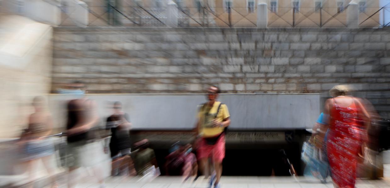 Κόσμος στην πλατεία Συντάγματος