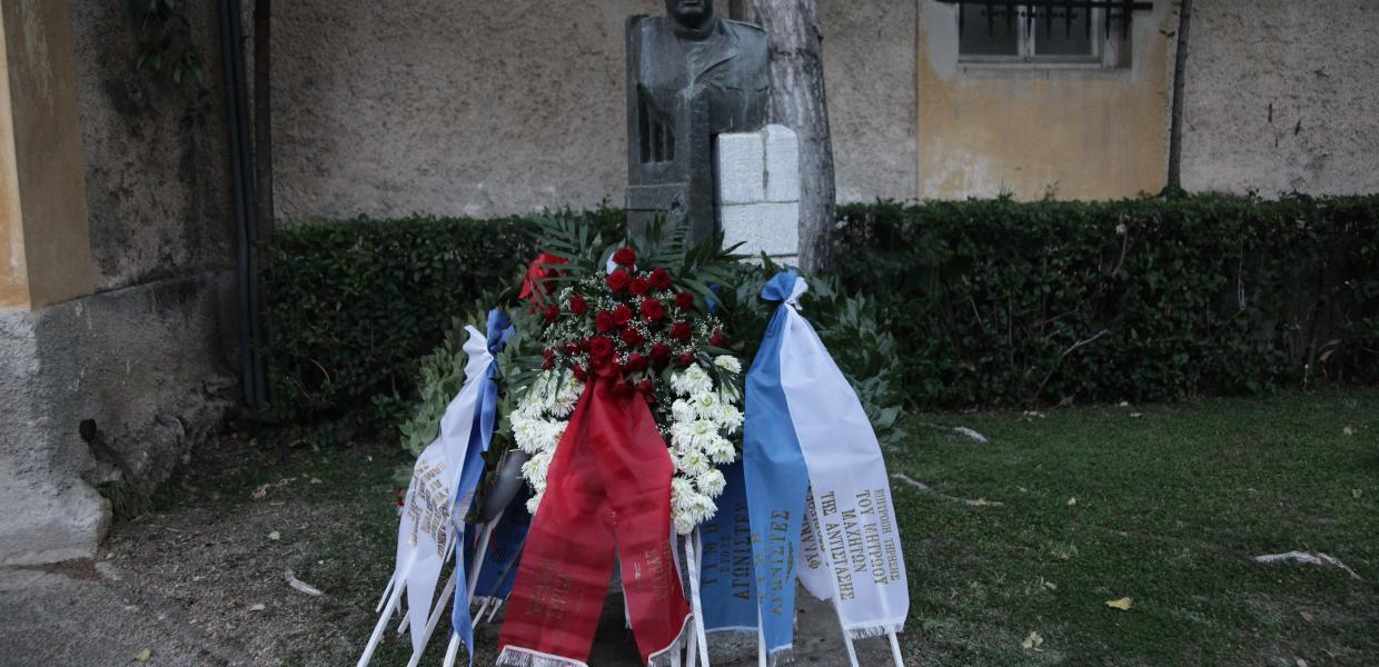 Στεφάνια στο πρώην στρατόπεδο ΕΑΤ-ΕΣΑ