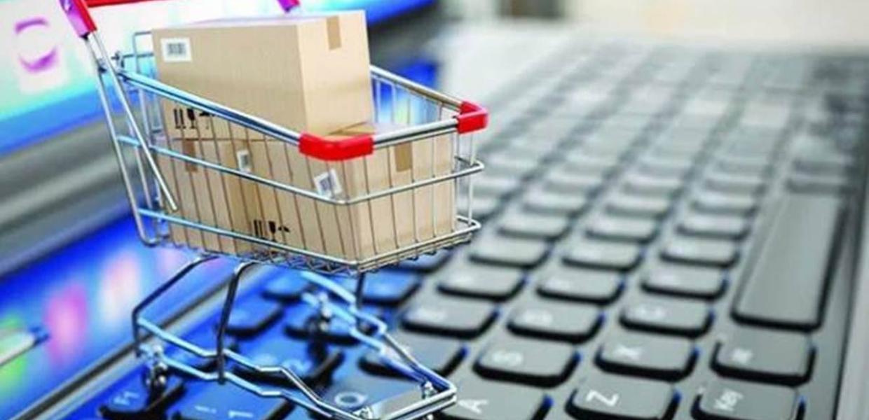 Καλάθι σούπερ μάρκετ και πληκτρολόγιο