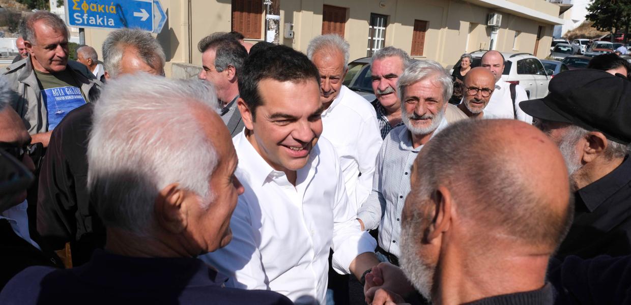 Ο Αλέξης Τσίπρας με κόσμο στην Κρήτη