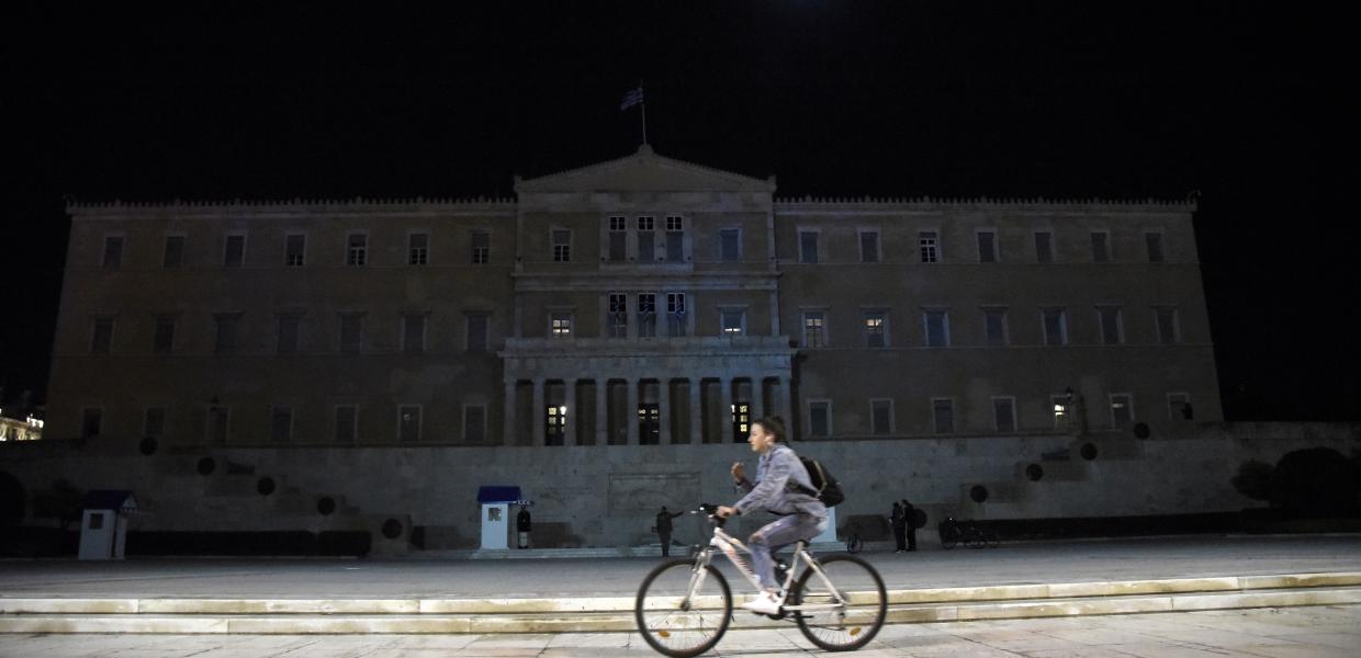 Ποδηλάτης έξω από τη Βουλή