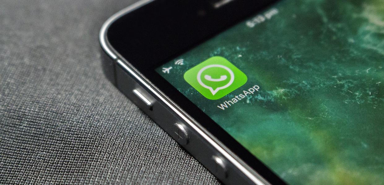 Κινητό με την εφαρμογή WhatsApp