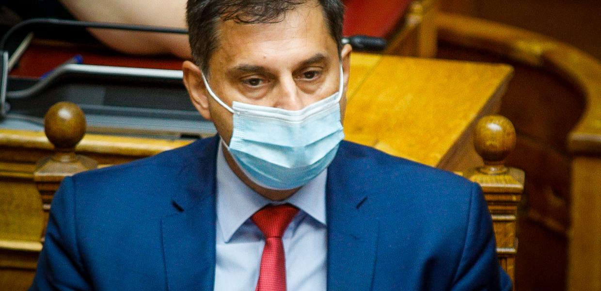 Ο Χάρης Θεοχάρης με μάσκα στη Βουλή