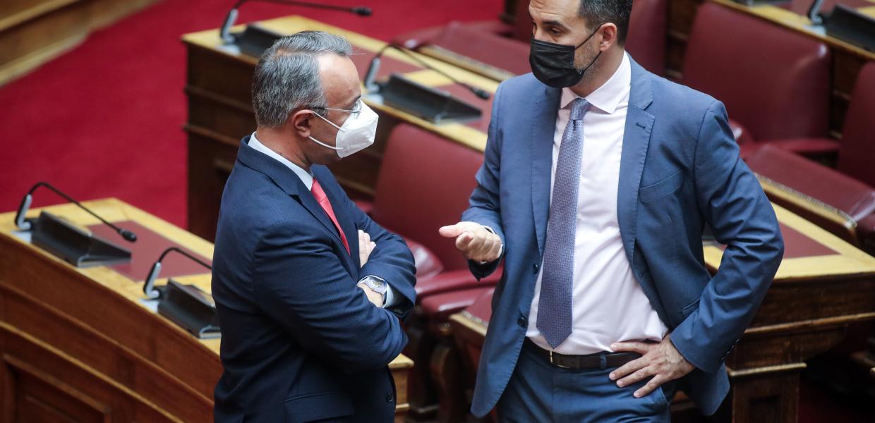 Χρήστος Σταϊκούρας και Αλέξης Χαρίτσης στη Βουλή
