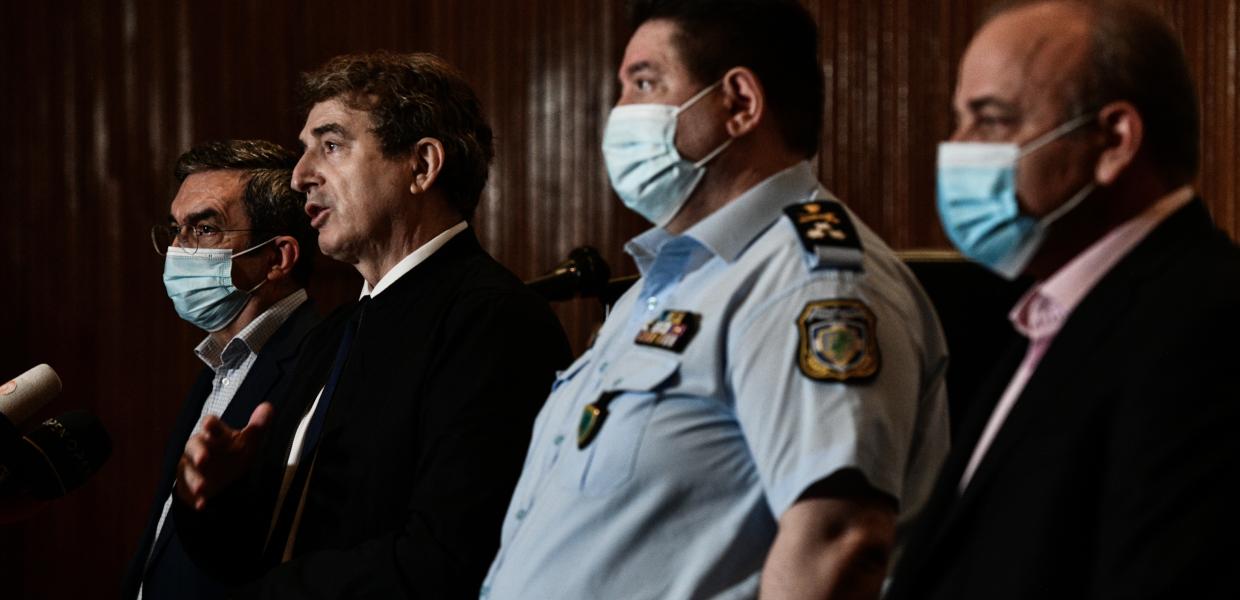 Ο Μιχάλης Χρυσοχοΐδης πλάι σε στελέχη της αστυνομίας