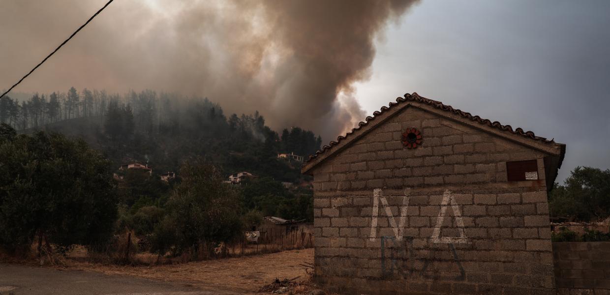 Πυρκαγιά στη Βόρεια Εύβοια, 8 Αυγούστου 2021. Στιγμιότυπο από το χωριό Γούβες. 