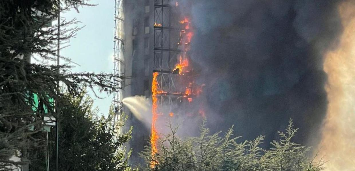 ΦΩΤΙΑ ΣΕ ΟΥΡΑΝΟΞΥΣΤΗ ΣΤΟ ΜΙΛΑΝΟ