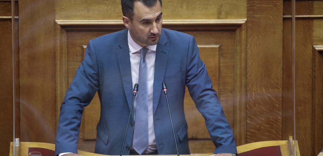 Ο Αλέξης Χαρίτσης στο βήμα της Βουλής, Ιούλιος 2021.