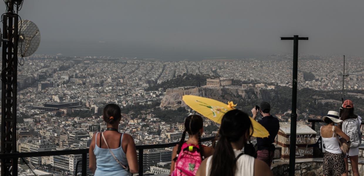 Κόσμος στην Αθήνα εν μέσω στάχτης