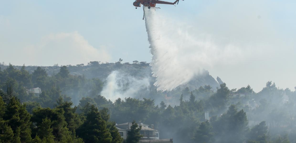 Ελικόπετρο πάνω από πυρκαγιά