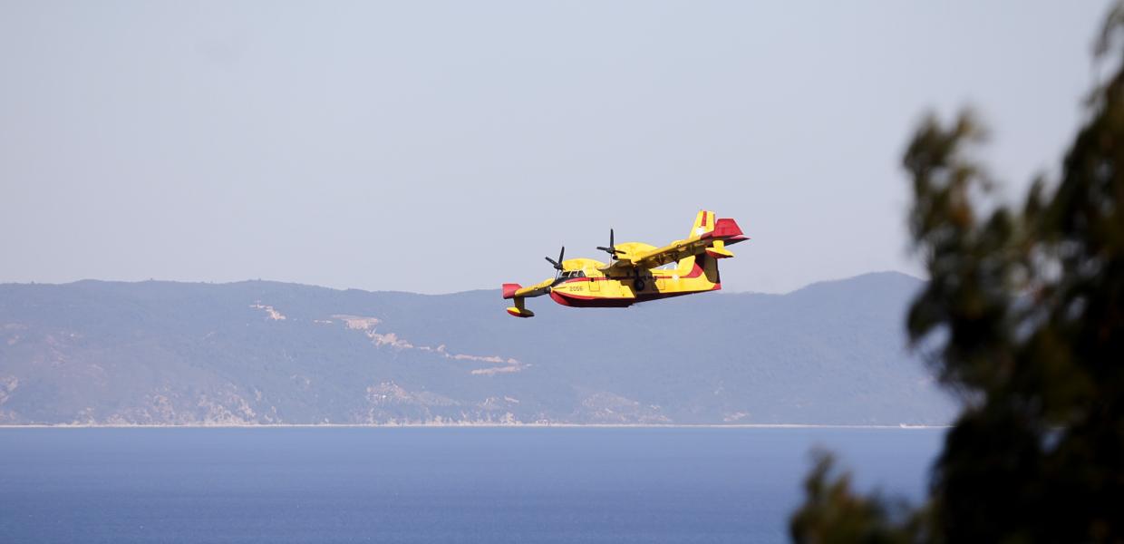 Πυρκαγιά αεροπλάνο καναντέρ