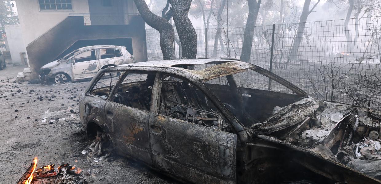 Καμένα αυτοκίνητα στην πυρκαγιά στη Βαρυμπόμπη