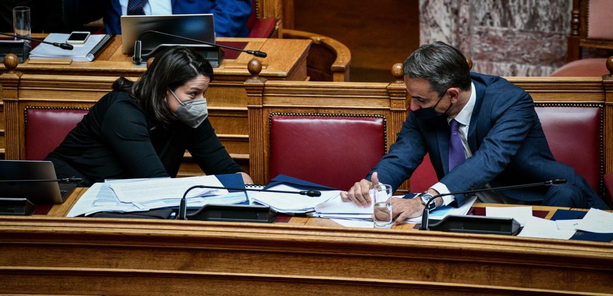 Νίκη Κεραμέως και Κυριάκος Μητσοτάκης στη Βουλή