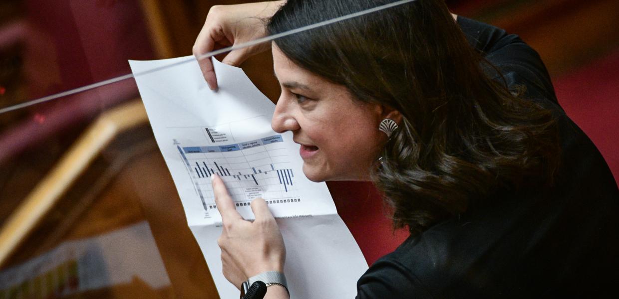 Η Νίκη Κεραμέως με έγγραφα στη Βουλή