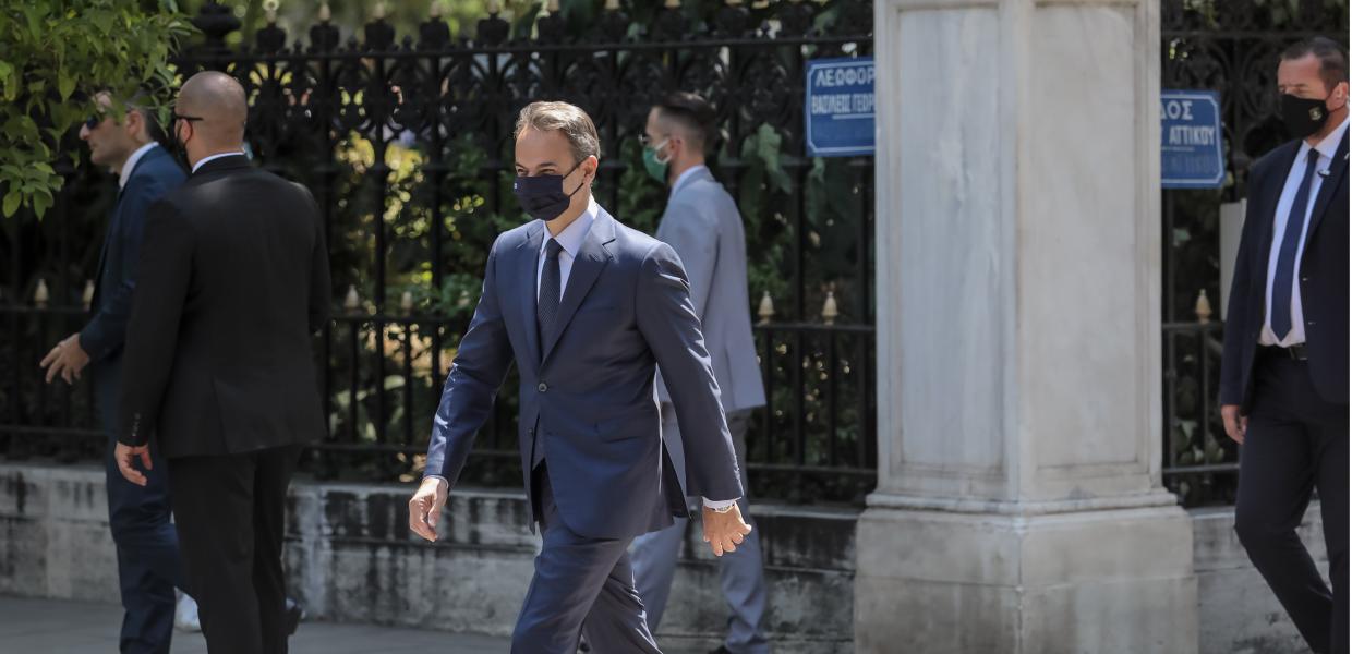 Ο Κυριάκος Μητσοτάκης έξω από το Προεδρικό Μέγαρο