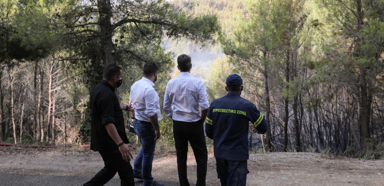 Ο Κυριάκος Μητσοτάκης στο Κινητό Συντονιστικό Κέντρο Επιχειρήσεων