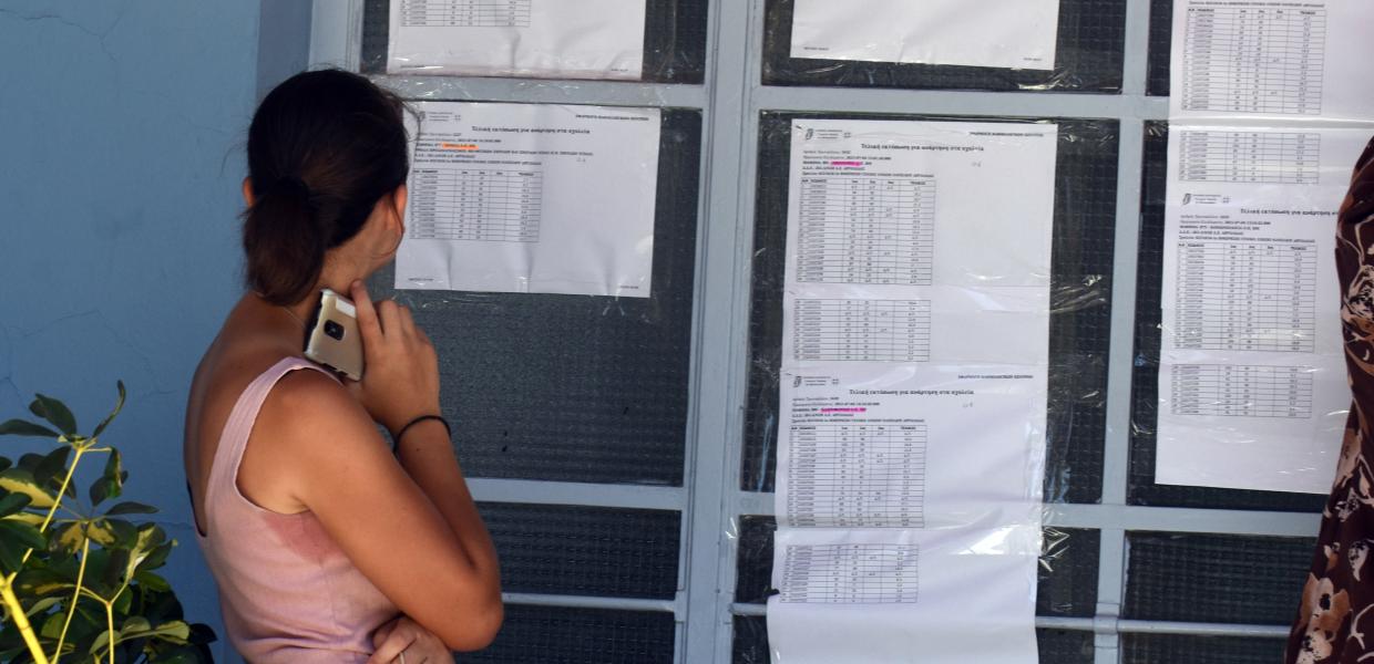 Μαθήτρια βλέπει τα αποτελέσματα στις πανελλαδικές