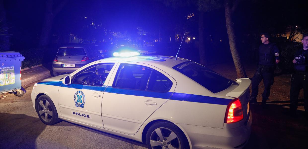 Αστυνομικοί δίπλα σε περιπολικό
