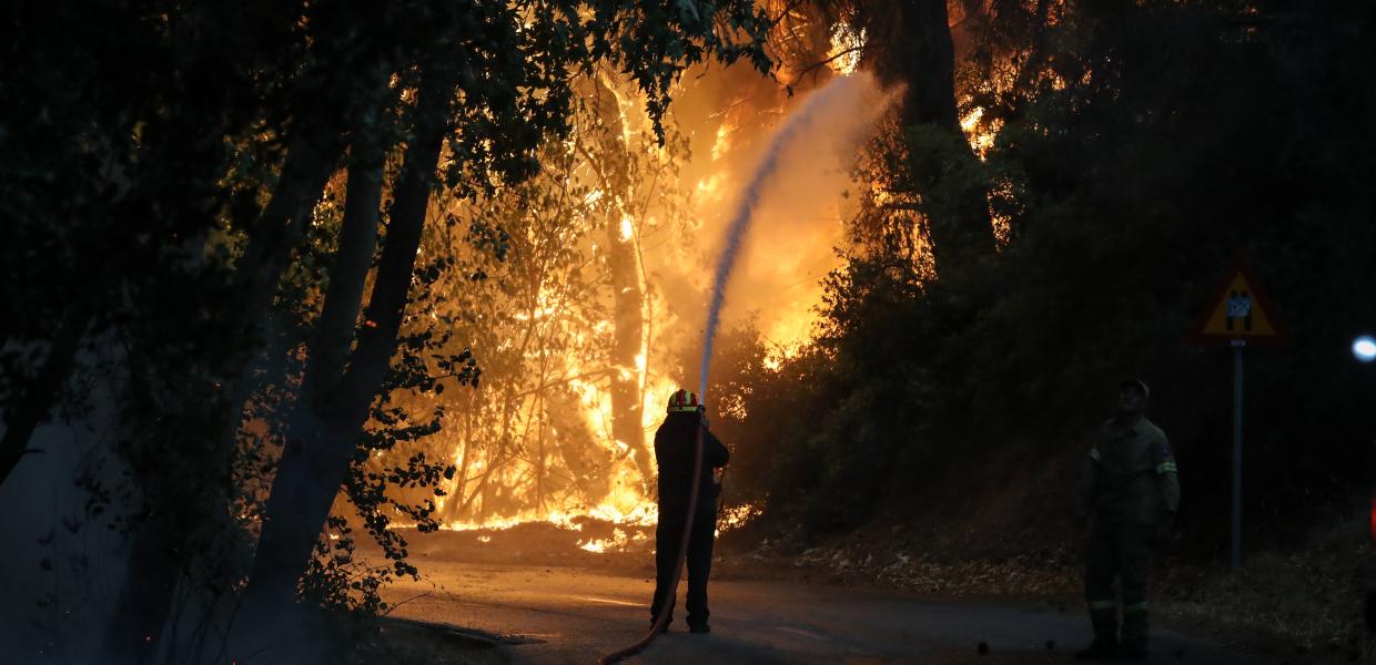Πυροσβέστες στη μεγάλη πυρκαγιά στη Βαρυμπόμπη