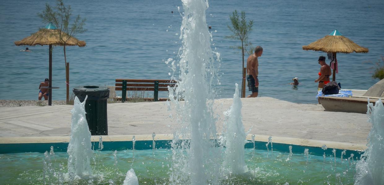 Συντριβάνι δίπλα σε παραλία