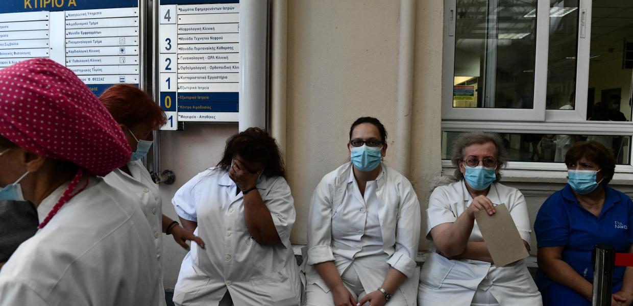 Υγειονομικοί έξω από το Λαϊκό Νοσοκομείο