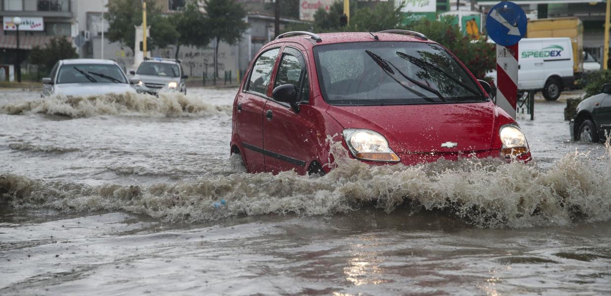 Πλημμυρισμένος δρόμος από καταιγίδα