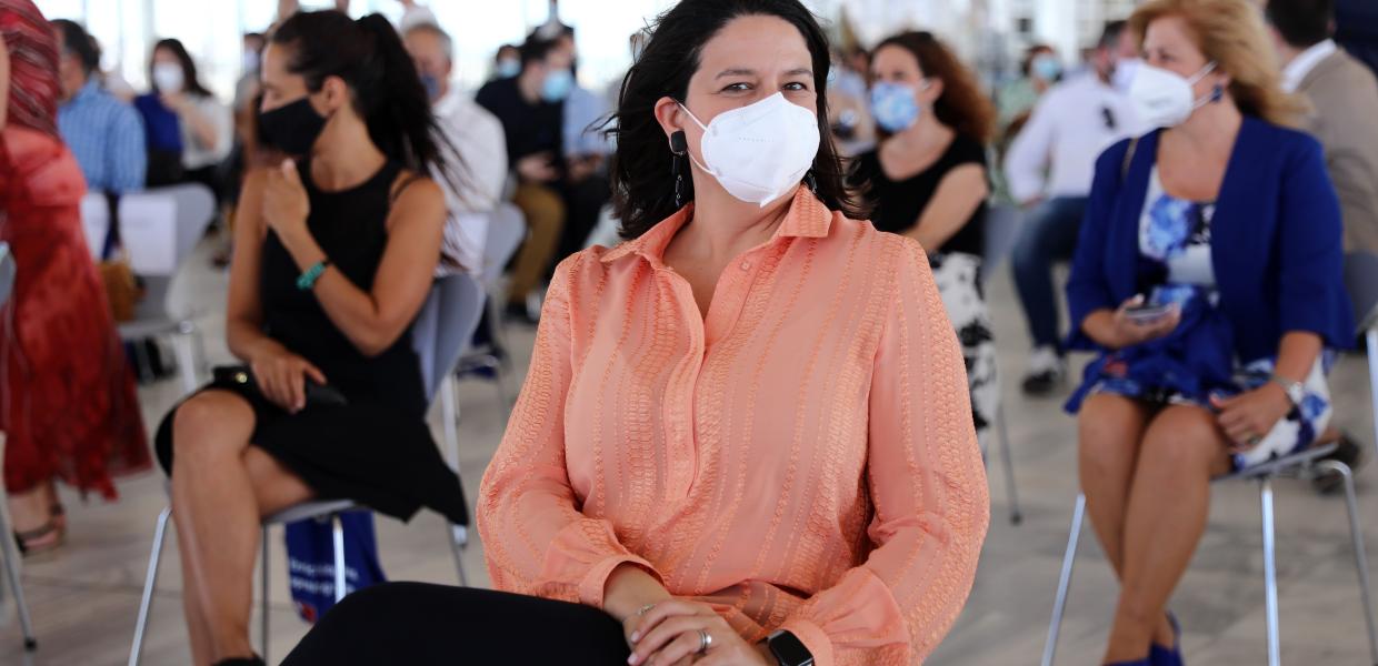 Η Νίκη Κεραμέως πριν την παρουσίαση προγράμματος για το σχολείο
