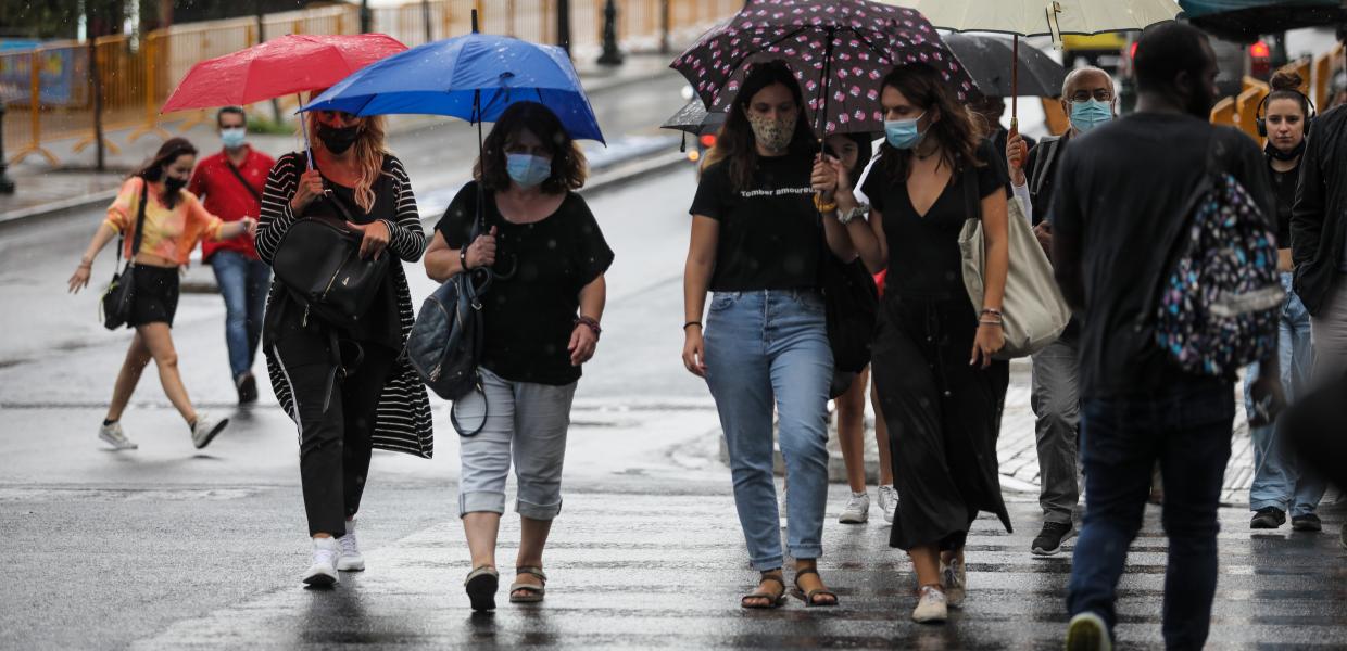 Κόσμος υπό βροχή στην Αθήνα