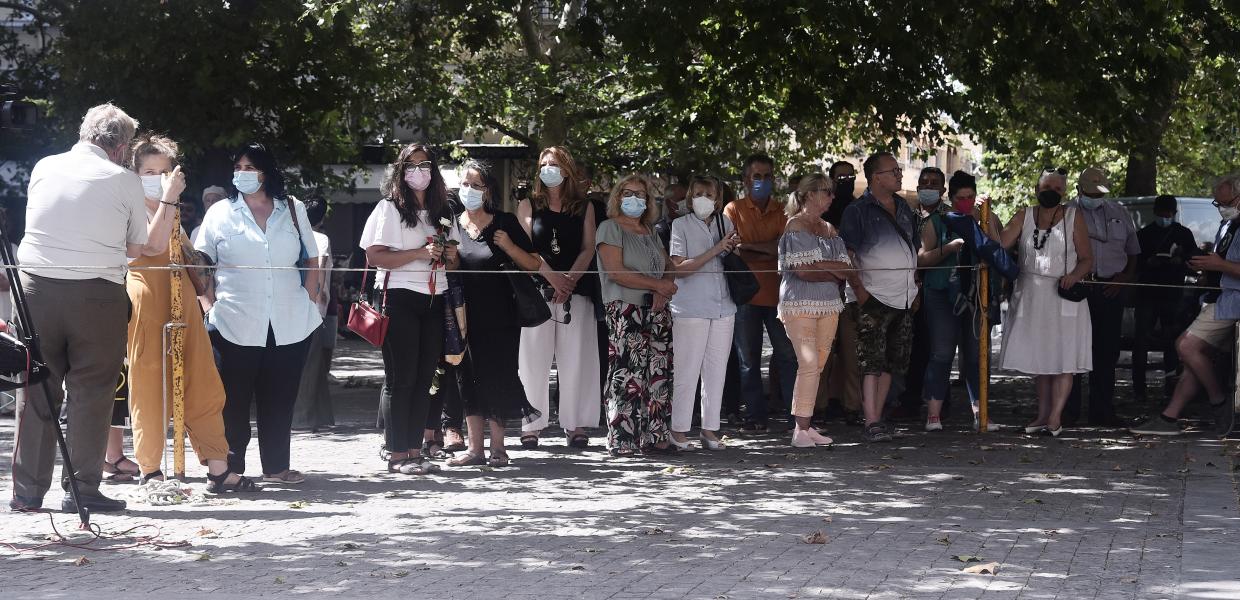 Λαϊκό προσκύνημα στον Μίκη Θεοδωράκη