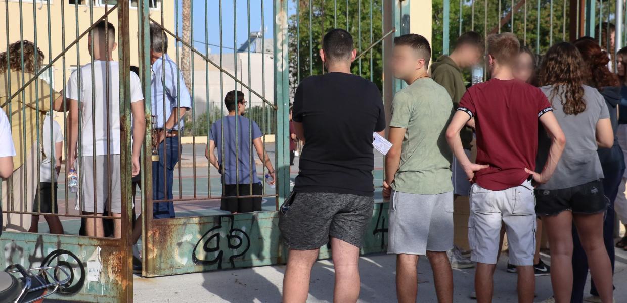 Μαθητές έξω από λύκειο