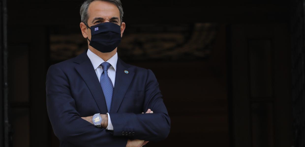 Ο Κυριάκος Μητσοτάκης με σταυρωμένα χέρια έξω από το Μαξίμου