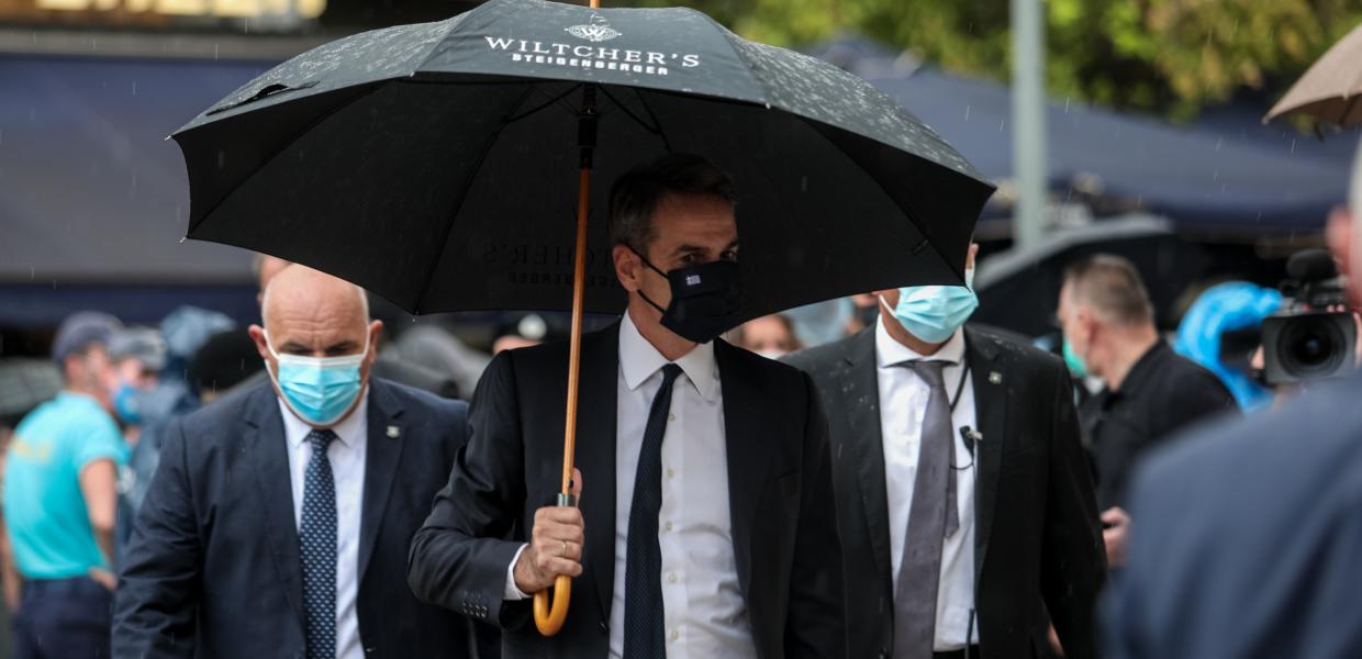 Ο Κυριάκος Μητσοτάκης με ομπρέλα