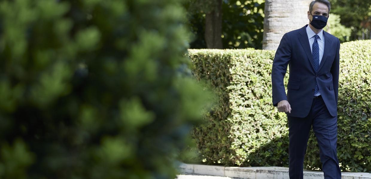Ο Κυριάκος Μητσοτάκης στην αυλή του Προεδρικού Μεγάρου