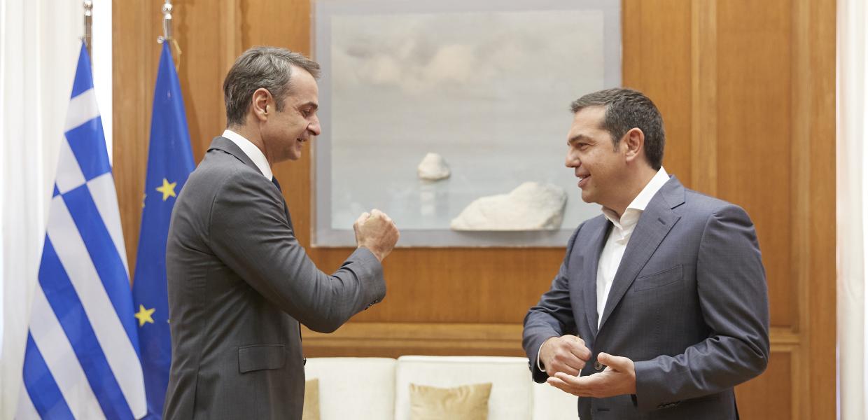 Κυριάκος Μητσοτάκης και Αλέξης Τσίπρας σε συνάντηση στο Μέγαρο Μαξίμου