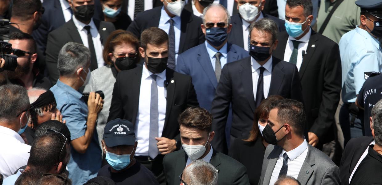 Ο Κυριάκος Μητσοτάκης ανάμεσα σε κόσμο στον Γαλατά Χανίων