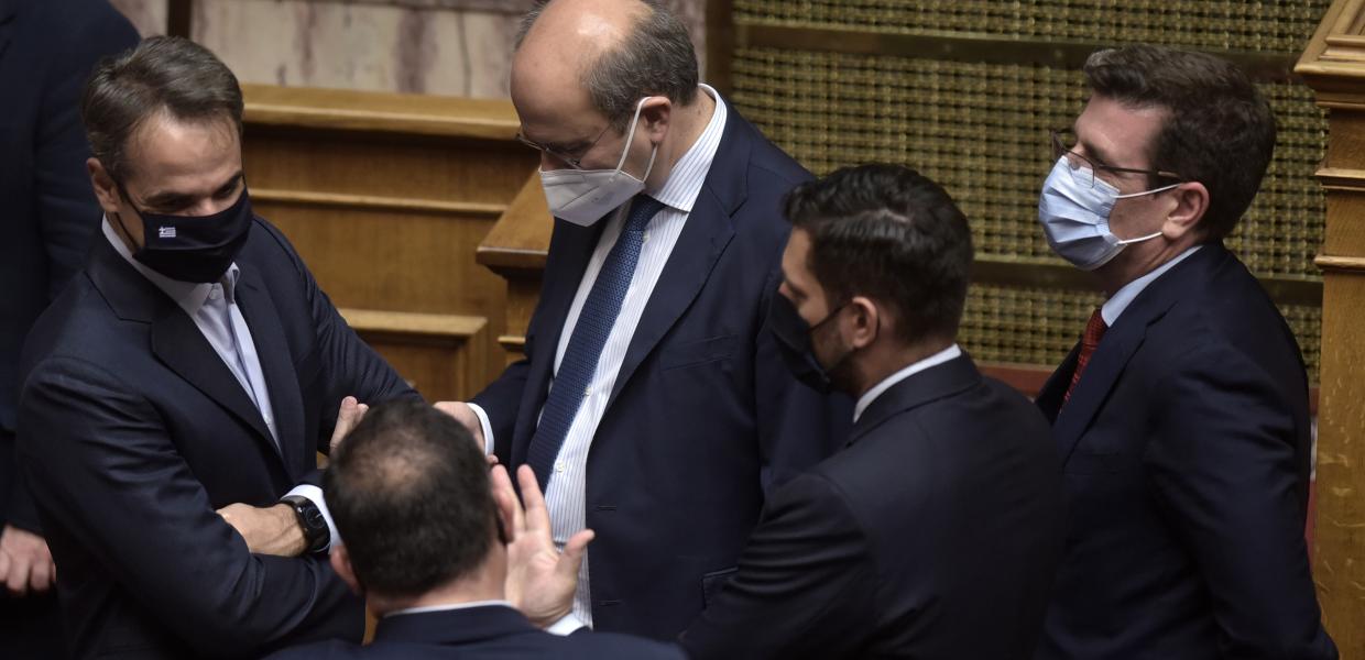 Κυριάκος Μητσοτάκης και Κωστής Χατζηδάκης σε πηγαδάκι στη Βουλή